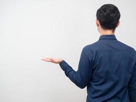 el hombre regresa muestra la mano vacía hacia arriba para llevar el espacio de copia del producto fondo blanco foto