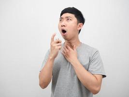 hombre asiático usando un retrato de aerosol para la garganta aislado foto