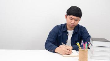 hombre que trabaja en el lugar de trabajo de escritorio sintiendo tensión y seriedad foto