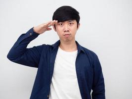 hombre asiático confiado rostro gesto respeto mano como soldado retrato fondo blanco foto