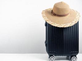equipaje con sombrero retro en la mesa espacio de copia del concepto de vacaciones foto