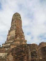 sitio antiguo con cielo azul y natural de tailandia, sitio histórico en ayutthaya la cultura de los ancianos. foto