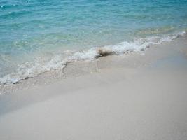 ola de mar en la playa, hermoso océano azul y espacio de copia de playa foto