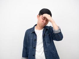 hombre asiático sintiendo tensión tocar su cabeza aislado foto