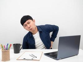 hombre de negocios sentado en la oficina lugar de trabajo gesto dolor de cabeza concepto de síndrome de oficina foto