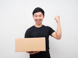 hombre que sostiene la caja de entrega y muestra el puño sintiendo emoción feliz foto