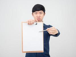 hombre asiático enojado cara punto bolígrafo en el tablero de documentos en su mano fondo blanco foto