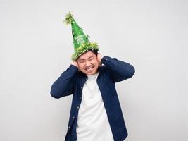 hombre vestido con sombrero verde año nuevo cierra la oreja fondo blanco foto