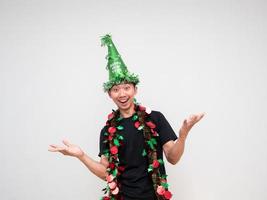 joven con sombrero verde y borla colorida mano arriba sonrisa feliz retrato y mira la cámara en blanco aislado foto