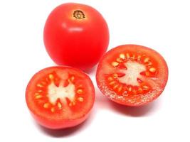 Primer plano corte rodaja de tomate ciruela detalle en blanco aislado foto
