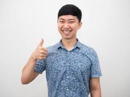 hombre asiático camisa azul feliz sonrisa pulgar arriba retrato foto