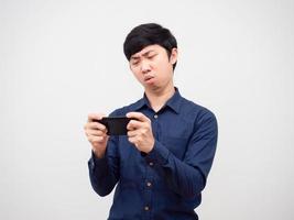 hombre asiático jugando juego móvil pérdida sentirse aburrido retrato fondo blanco foto