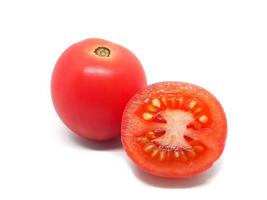Primer plano corte tomate ciruela detalle frescura sombra natural