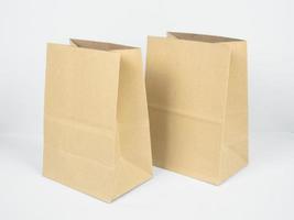 dos bolsas de papel kraft sobre fondo blanco aislado concepto de reciclaje foto