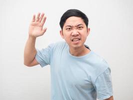 hombre enojado emoción mostrar mano para golpear retrato fondo blanco foto