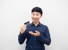 hombre asiático con gesto de cark de crédito recomendar foto