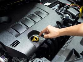 señalar con el dedo el interior del motor del coche nuevo foto