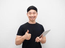 hombre sonriendo con el pulgar hacia arriba y sosteniendo la tableta foto