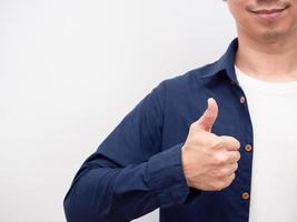 retrato hombre asiático pulgar hacia arriba con una sonrisa en la cara cuerpo recortado con espacio de copia fondo blanco foto