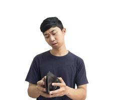 hombre asiático que se siente triste con su billetera en la mano concepto de hombre pobre fondo blanco foto