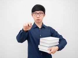 hombre asiático con gafas sosteniendo un punto de libro sobre fondo blanco foto