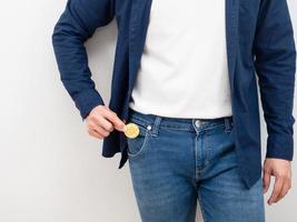 hombre de primer plano recoger dinero del bolsillo de jean sobre fondo blanco concepto de dinero digital foto