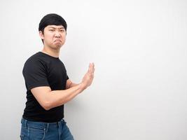 hombre camisa negra gesto empuje mano copia espacio foto