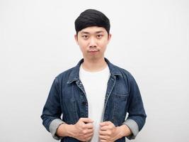camisa de jeans de hombre asiático mira fondo blanco confiado foto