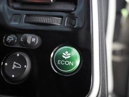primer plano del botón de modo de ahorro de energía del coche ecológico brillante y limpio