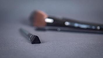 Concealer brush with artificial bristles photo