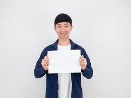 hombre asiático sosteniendo papel vacío con una sonrisa feliz en su cara sobre fondo blanco foto