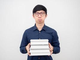 hombre asiático con gafas sosteniendo un libro aburrido en la cara retrato fondo blanco foto