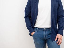 primer plano hombre traje de jean puso la mano en el bolsillo sobre fondo blanco aislado foto