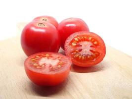 Frescura rodaja de tomate rojo cortado en la sombra de la naturaleza blanca