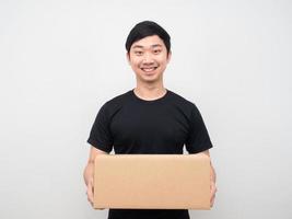 caja de paquete de entrega de sonrisa feliz de hombre asiático foto