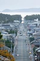 la vista de la calle local conduce a la orilla del mar en el suburbio rural de fukuoka al atardecer foto