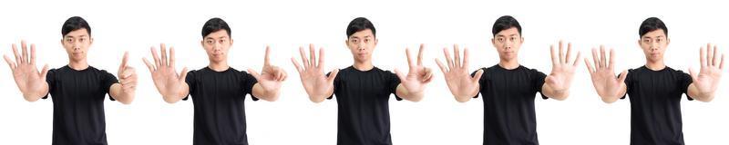 joven asiático cuenta de seis a diez a mano medio cuerpo sobre fondo blanco aislado, concepto de número de conteo de camisa negra de hombre foto