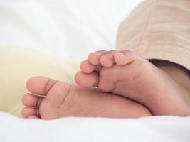 cerrar los pies del bebé en la cama foto