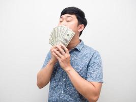 el gesto del hombre asiático huele mucho dinero en la mano foto