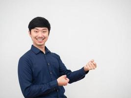 hombre asiático posando tirar de la cuerda cara de sonrisa y fondo blanco alegre foto