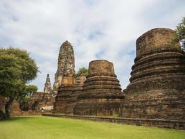 sitio antiguo con cielo azul y natural de tailandia, sitio histórico en ayutthaya la cultura de los ancianos foto