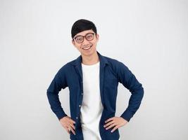 hombre asiático guapo con gafas feliz sonrisa cara fondo blanco, hombre concepto alegre foto