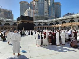 la meca, arabia saudita, diciembre de 2022 - peregrinos de otros países están ocupados rezando cerca de la kaaba en masjid al-haram en la meca. foto