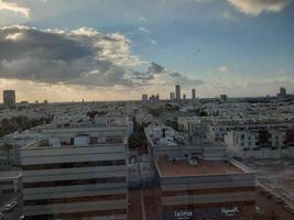 hermoso horizonte diurno de la ciudad de jeddah, la segunda ciudad más grande de arabia saudita. foto