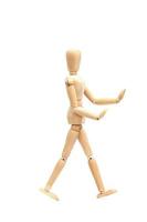 muñeca de madera en diferentes poses. conceptos de figuras de madera. figura aislada sobre fondo blanco foto