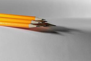 increíbles lápices aislados sobre fondo blanco puro foto