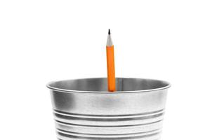 lápices sobre un fondo blanco en un balde foto