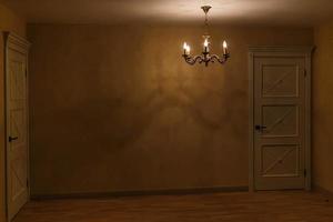cierre de la puerta de madera cerrada en la habitación vacía con espacio para copiar. cuarto oscuro con una puerta y una lámpara. foto