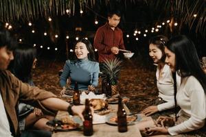 mujer y novio disfrutando con amigos en la fiesta foto