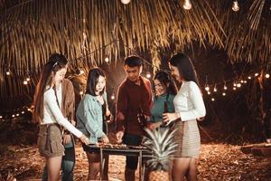 fiesta de barbacoa grupo de jóvenes asiáticos disfrutando con amigos